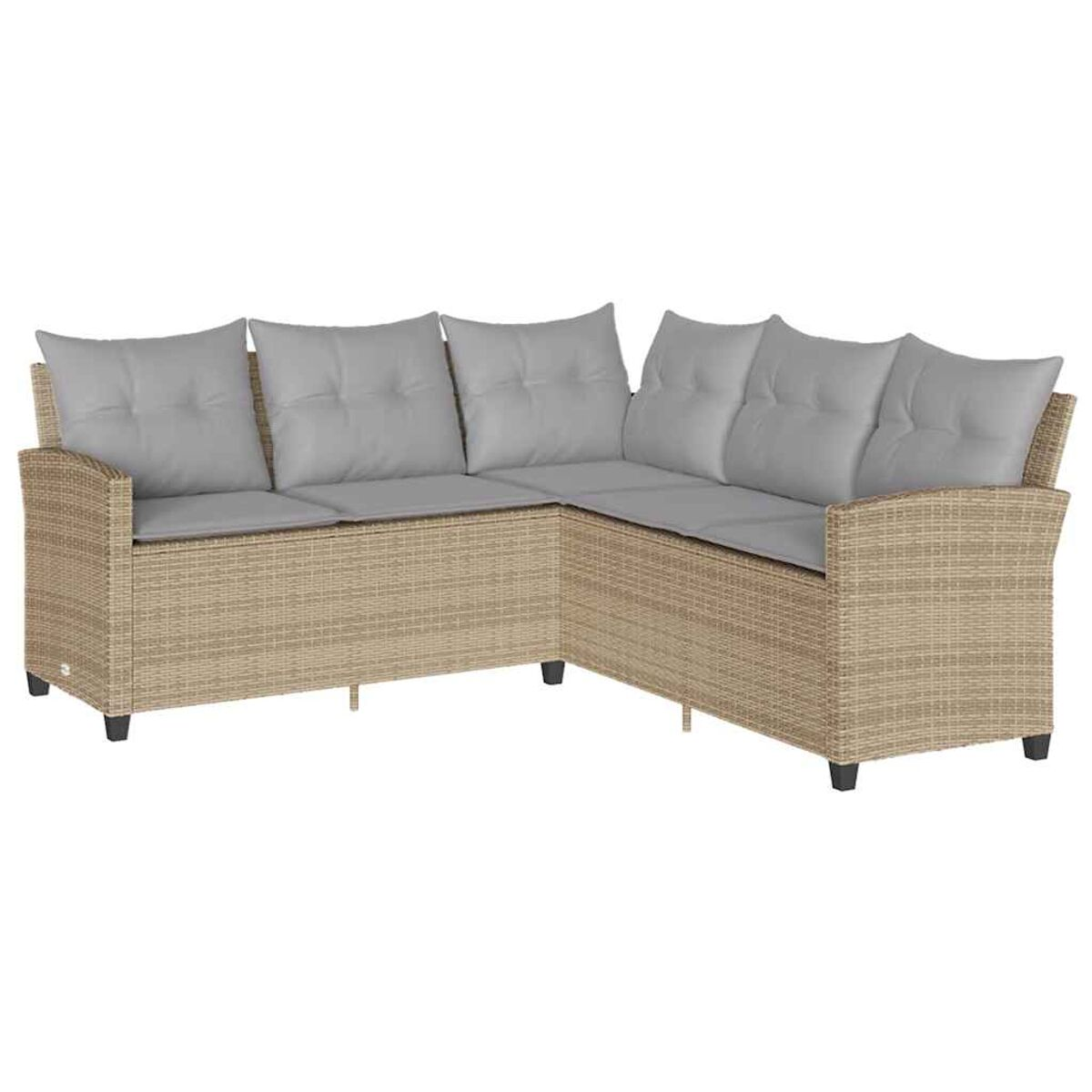 Ein beiges Ecksofa aus Korbgeflecht mit grauen Kissen. Es steht vor einem neutralen Hintergrund.