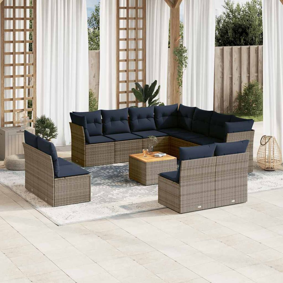 Un elegante salotto da esterno con rattan grigio, cuscini blu e tavolino.