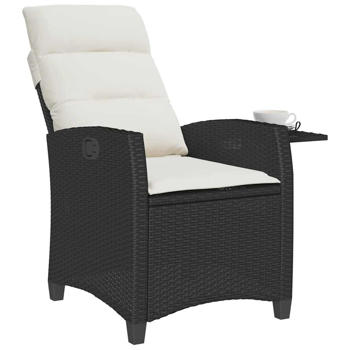 Poltrona reclinabile in vimini nero con cuscino bianco. Un tavolino con una tazza da tè.