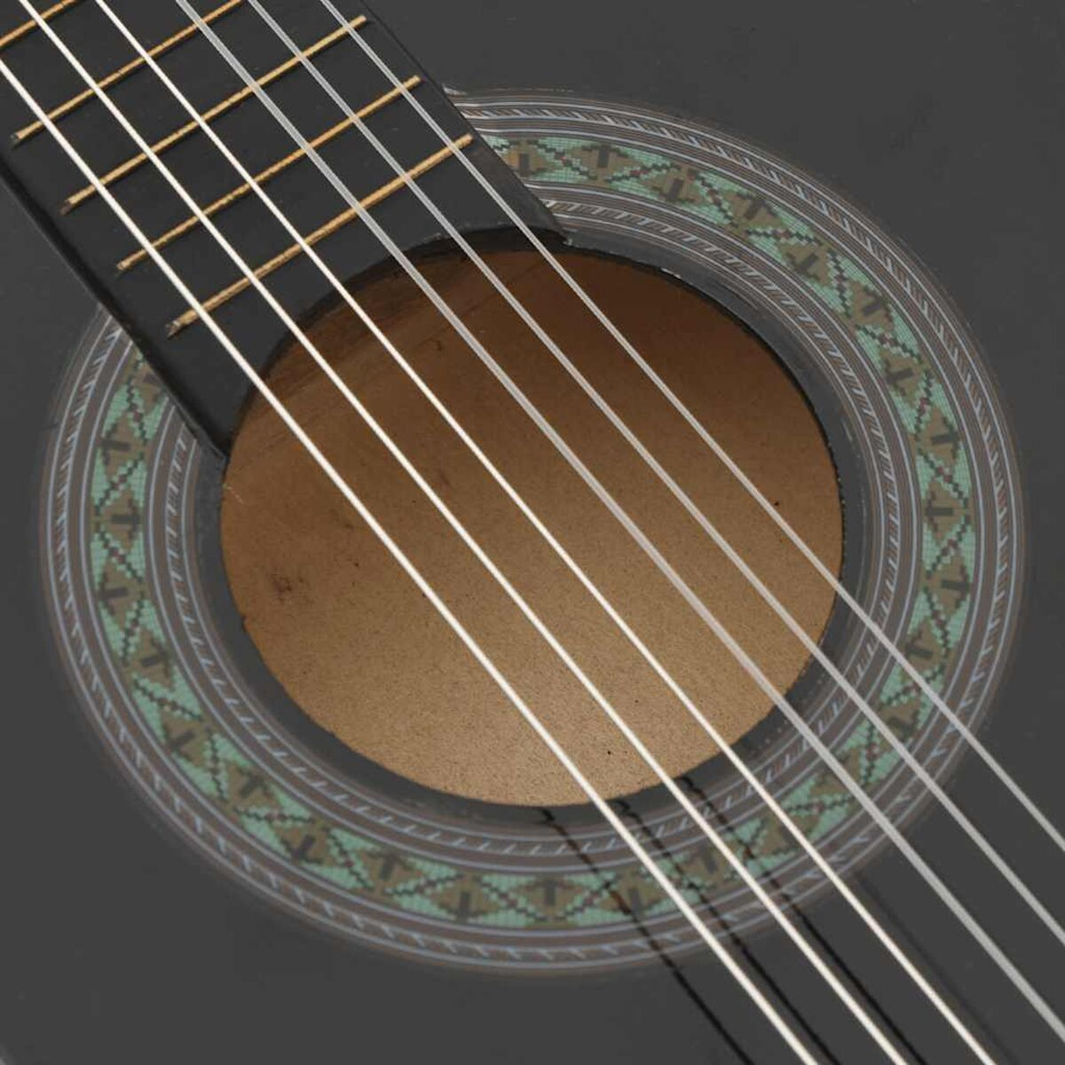 Schwarze Gitarre mit Saiten. Das Schallloch hat eine gemusterte Intarsie.