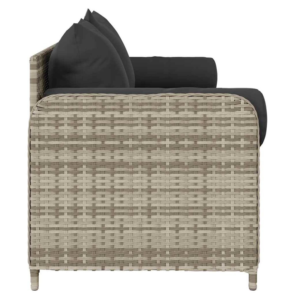Vista laterale di un divano con cuscini grigi e struttura beige intrecciata. Due cuscini sono visibili.