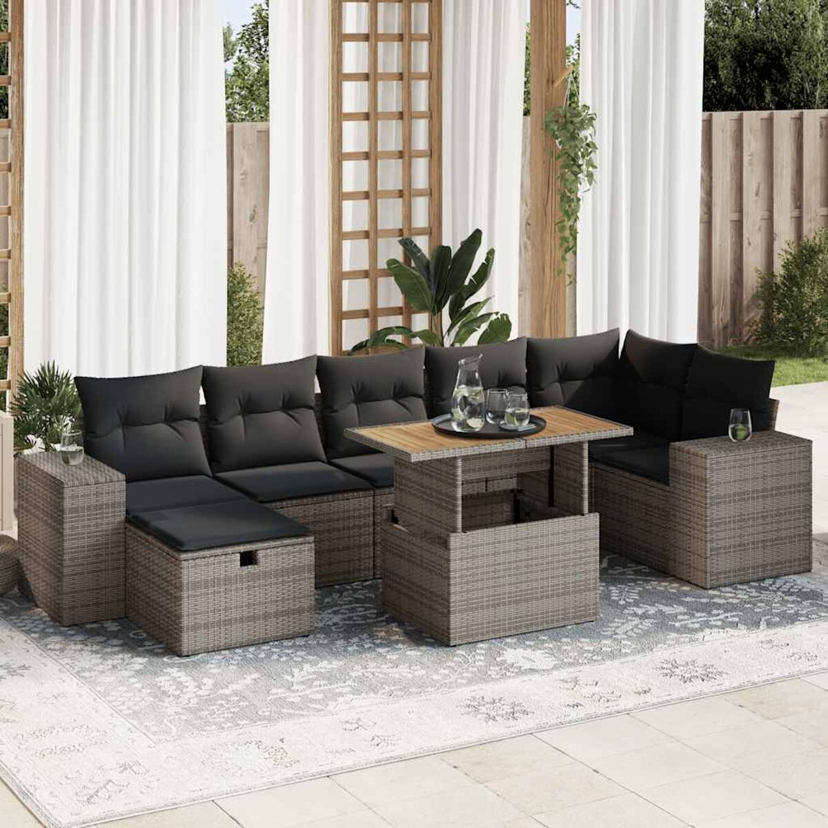 Outdoor-Geflechtsitzgruppe mit Hubtisch und Zubehör auf einem Teppich.