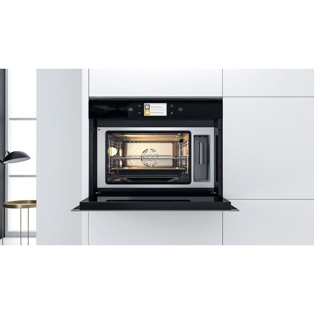 Forno con porta aperta, interno illuminato. Il display mostra le impostazioni. Parte di una cucina moderna.