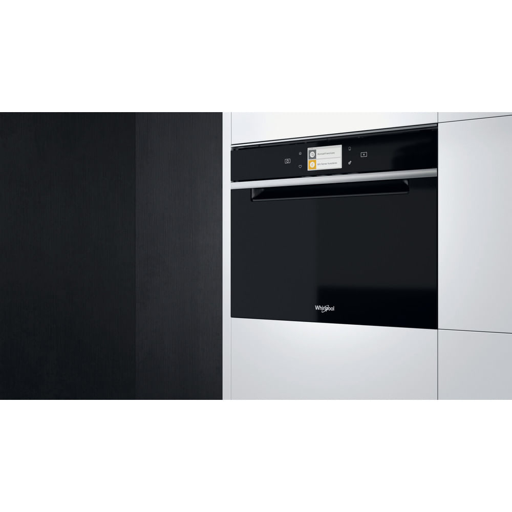 Un forno nero, leggermente socchiuso. Il logo Whirlpool è visibile. Il lato sinistro ha una parete nera strutturata.