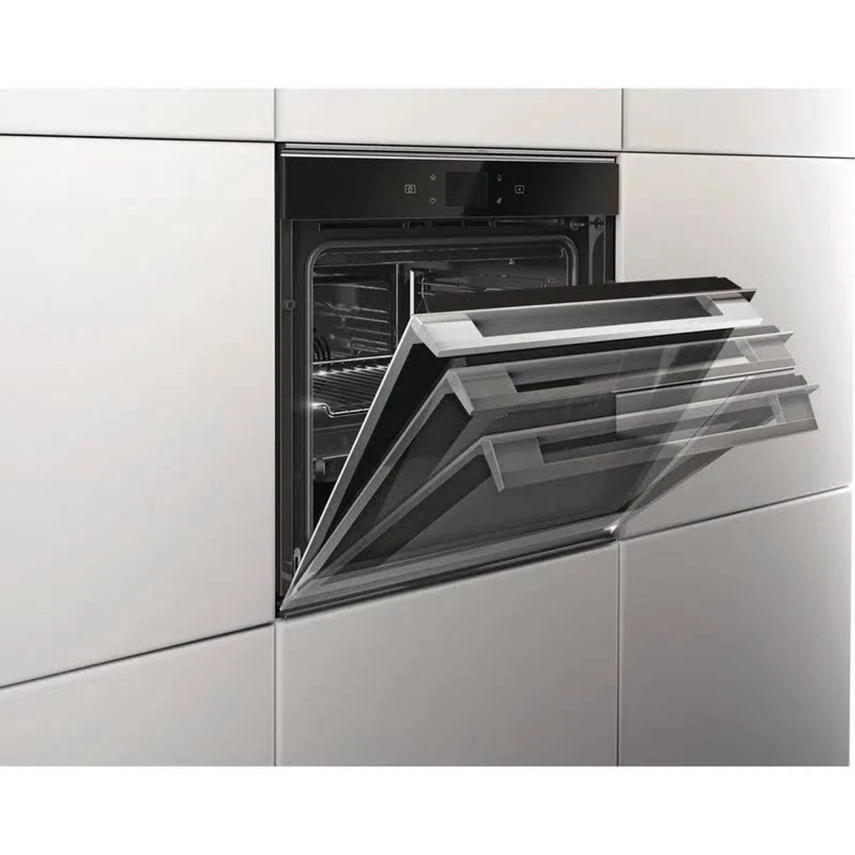 Forno con porta parzialmente aperta, che mostra gli strati. Integrato in un mobile da cucina bianco.