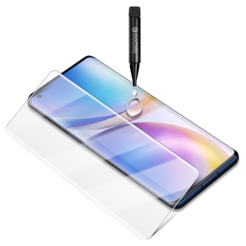 Ein Telefon, auf das mit einem Flüssigkeitsapplikator eine Displayschutzfolie aufgetragen wird.