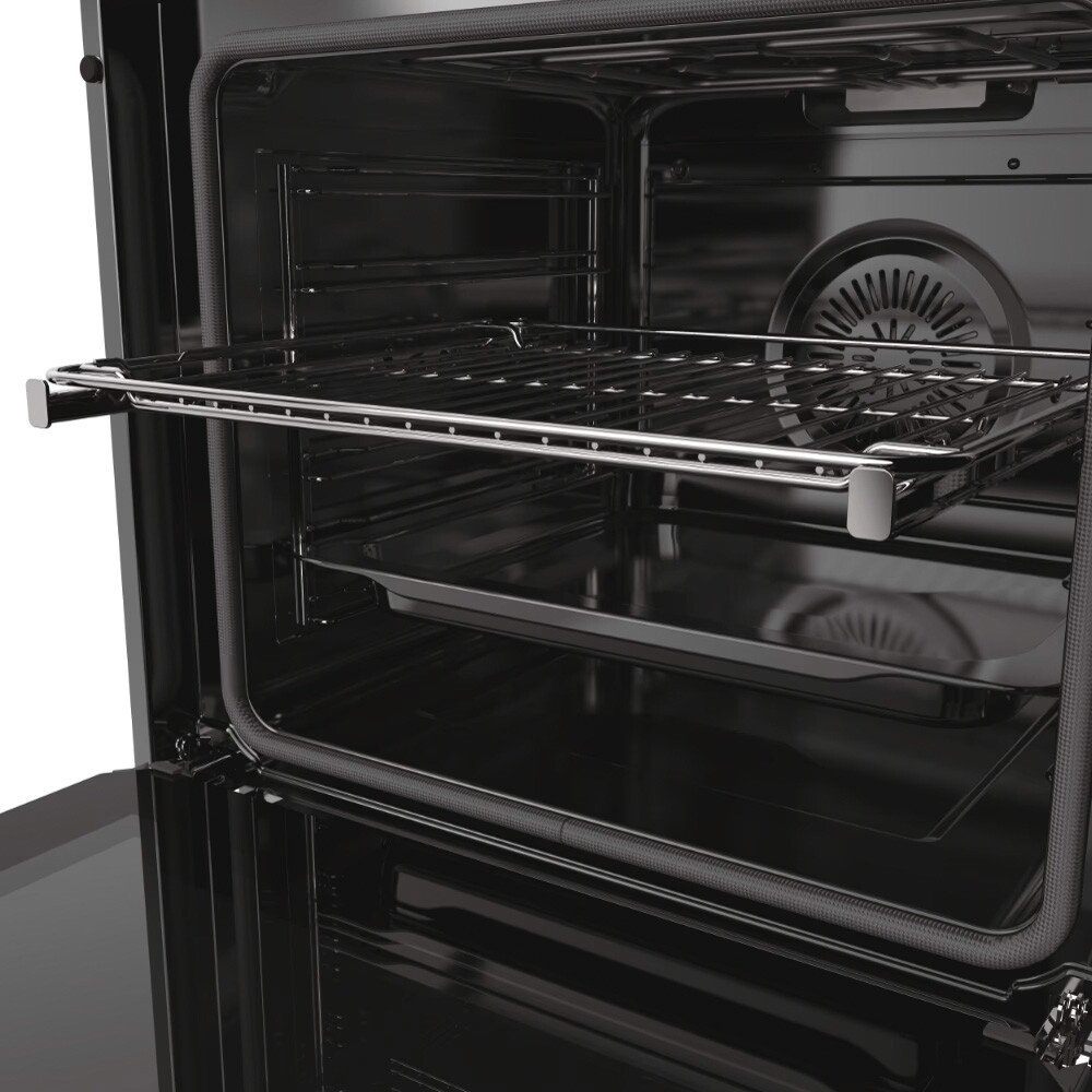 Primo piano dell'interno del forno con ripiani e ventola. L'interno è nero.