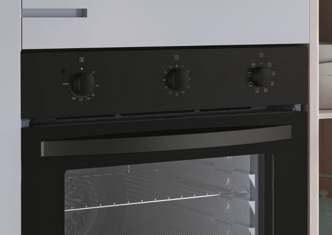 Primo piano del pannello di controllo del forno con manopole. Il forno è installato in un mobile bianco.