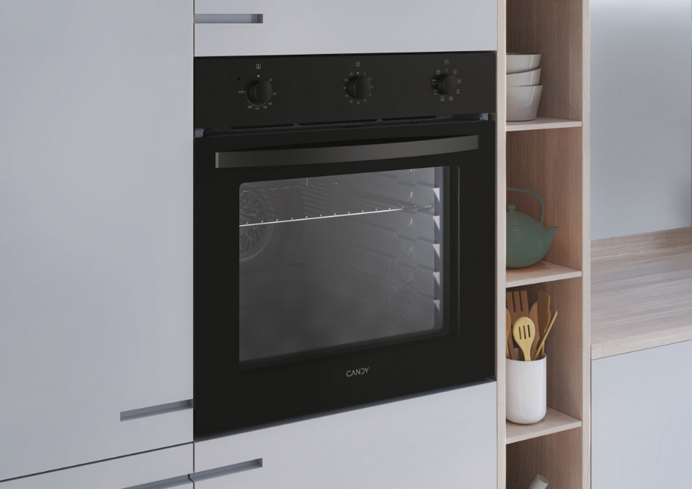 Forno Candy nero incassato in un mobile da cucina. Manopole di controllo visibili.