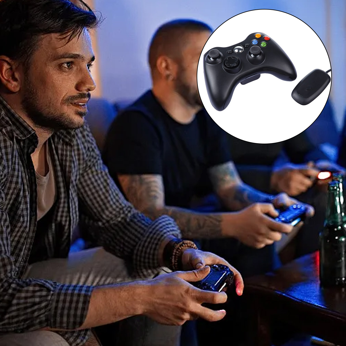 Zwei Männer spielen Videospiele. Einer hält einen Controller, der andere konzentriert sich auf einen Bildschirm.
