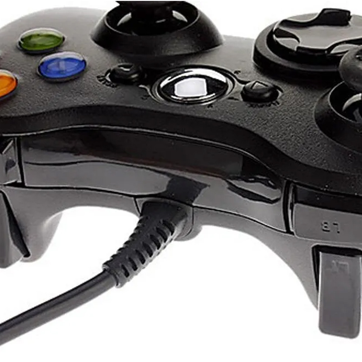 Schwarzer Gamecontroller mit Knöpfen und Kabel. Der Controller hat eine glänzende Oberfläche und ein Kabel.