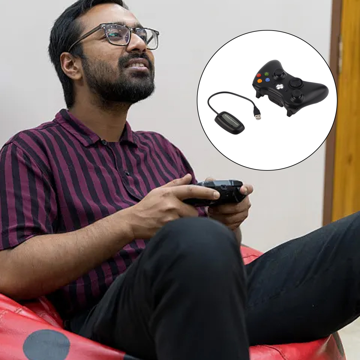 Mann spielt Videospiel mit Controller. Controller und USB-Empfänger sind im Kreis.
