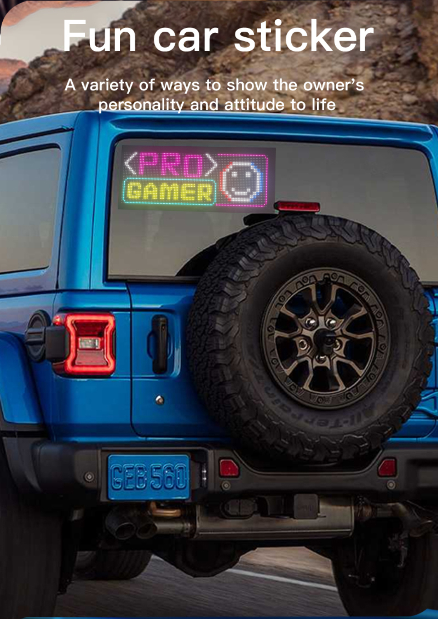 Blaues Auto mit Gaming-Aufkleber auf der Heckscheibe. Aufkleber zeigt Gamer-Emblem.