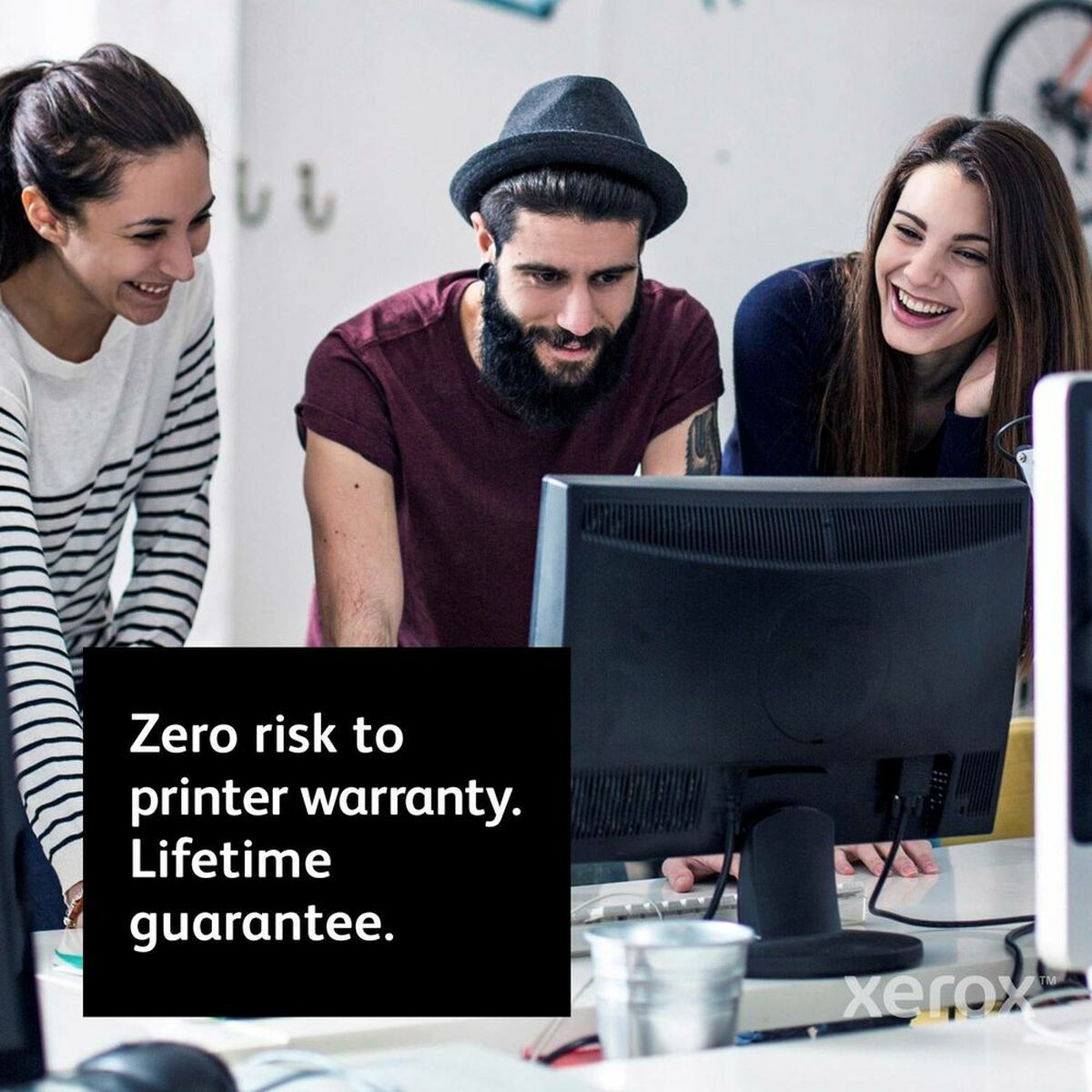 Trzy osoby patrzą na komputer, z tekstem: Zero risk to warranty, Lifetime guarantee.