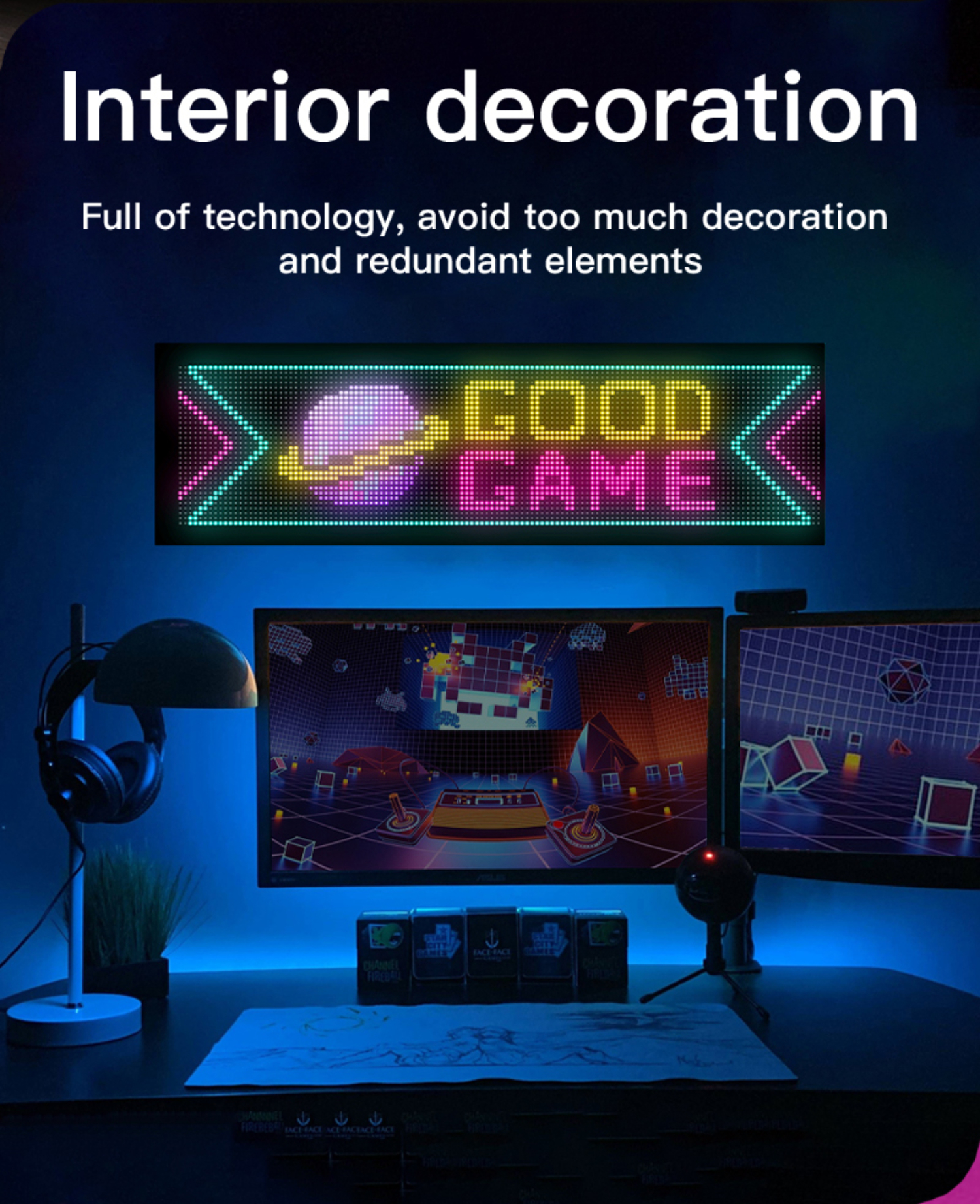Gaming-Setup mit einem LED-Schild mit der Aufschrift GOOD GAME. Zwei Monitore und ein Headset. Blaue Beleuchtung.