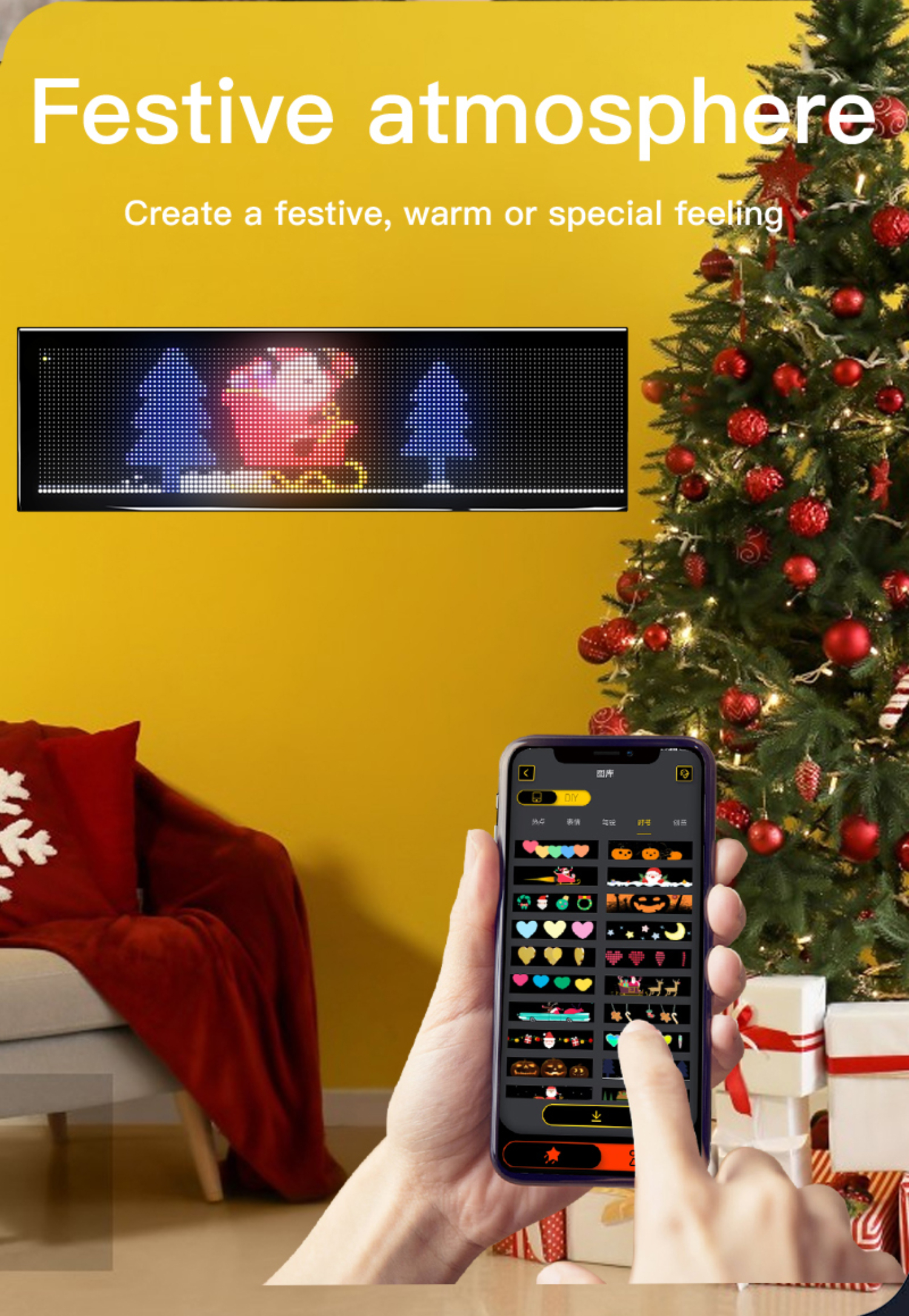 Eine Person hält ein Telefon mit einem digitalen Weihnachtsbaum und Weihnachtsmann. Ein Weihnachtsbaum im Hintergrund.