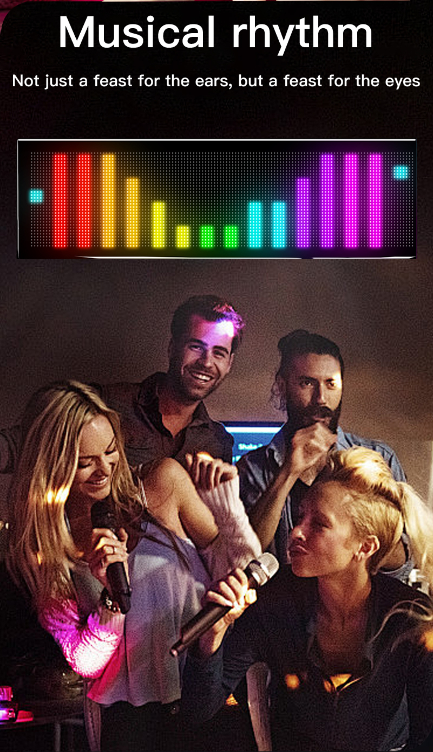 Leute singen Karaoke in einem dunklen Raum. Ein farbenfroher Pegelanzeiger über ihnen.