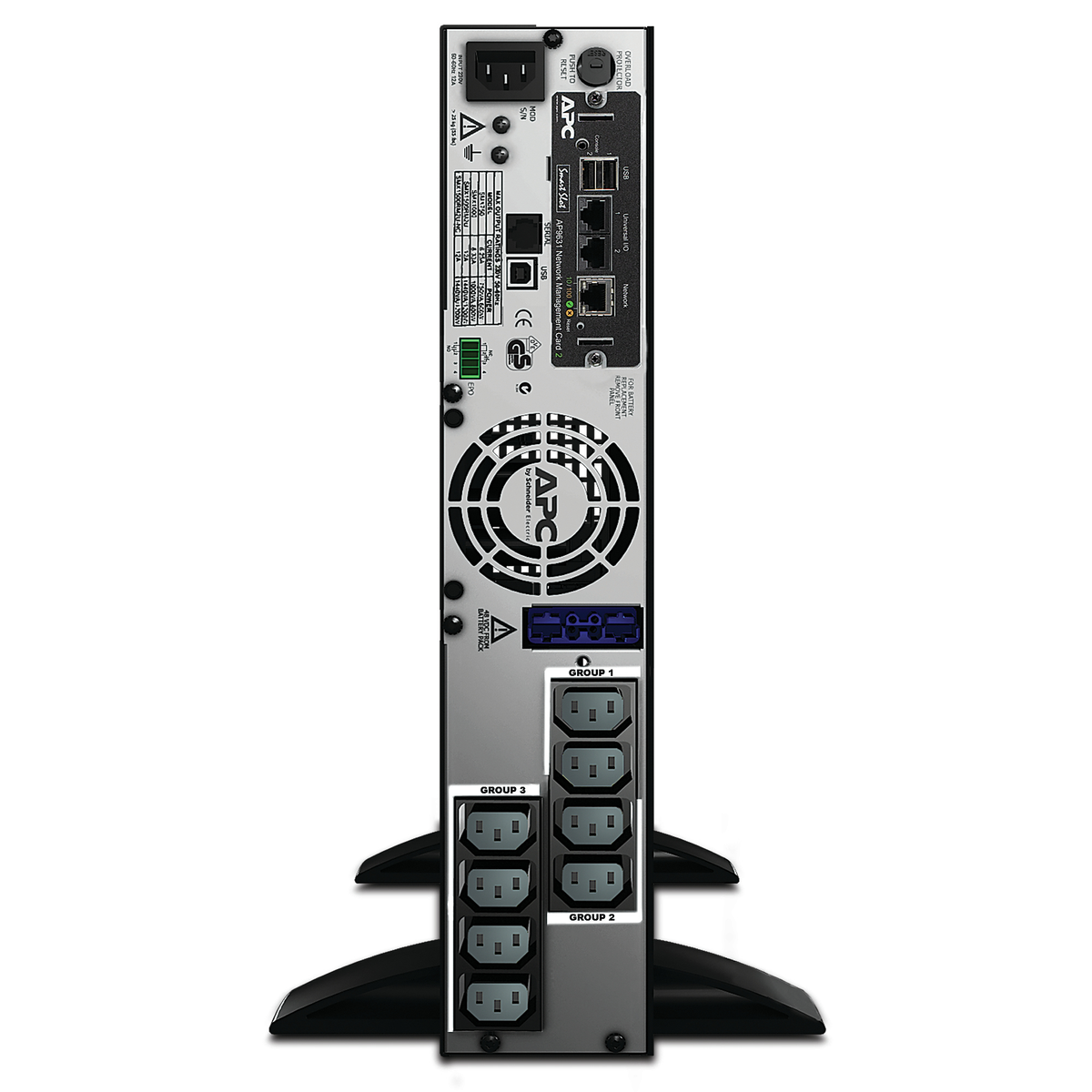 Die Rückseite einer APC Smart-UPS, schwarz, mit Steckdosen und Anschlüssen. Sie steht auf einem Ständer.