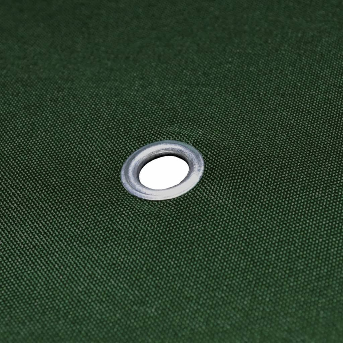 Primo piano di tessuto verde scuro con occhiello metallico, superficie strutturata.