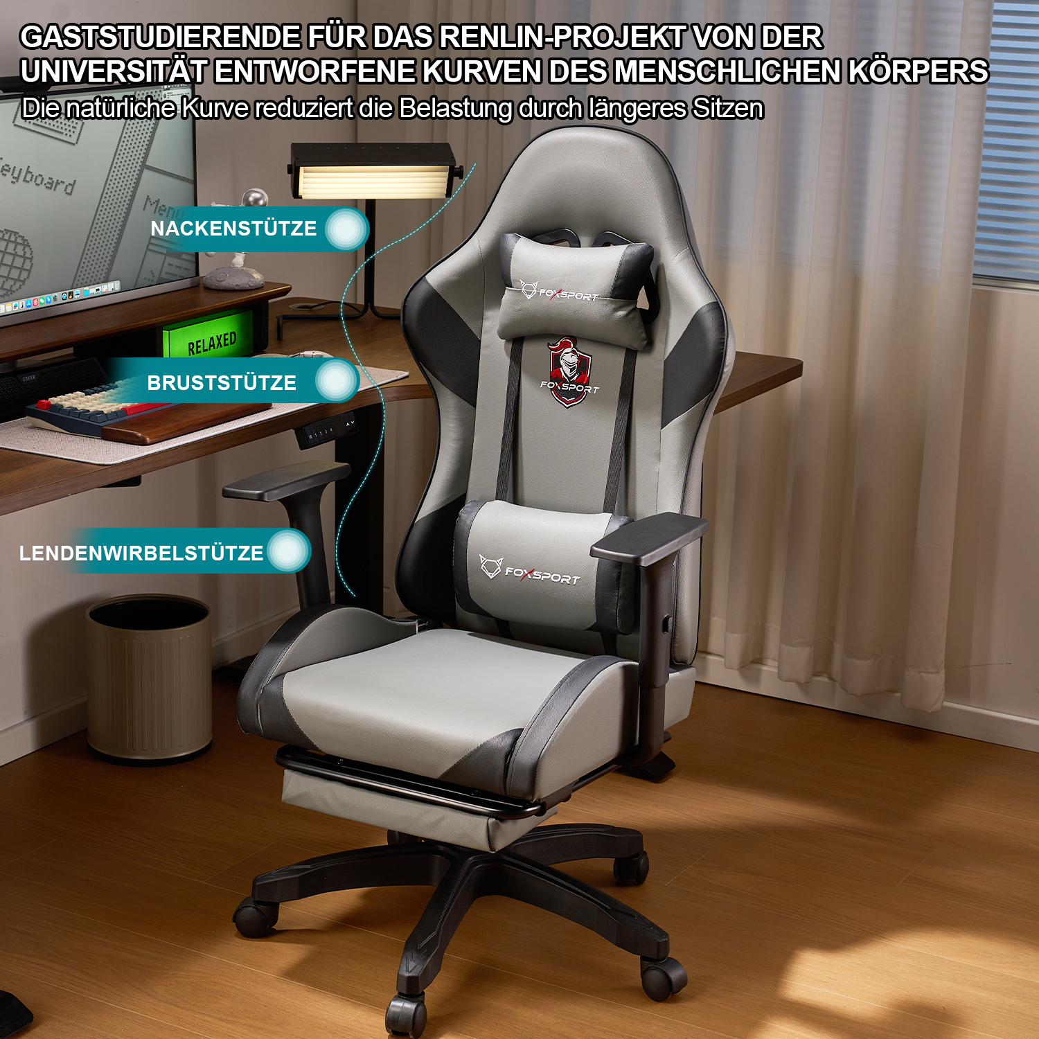 Gaming-Stuhl mit grauen und schwarzen Akzenten. Er hat Kopf-, Rücken- und Lendenwirbelstütze.