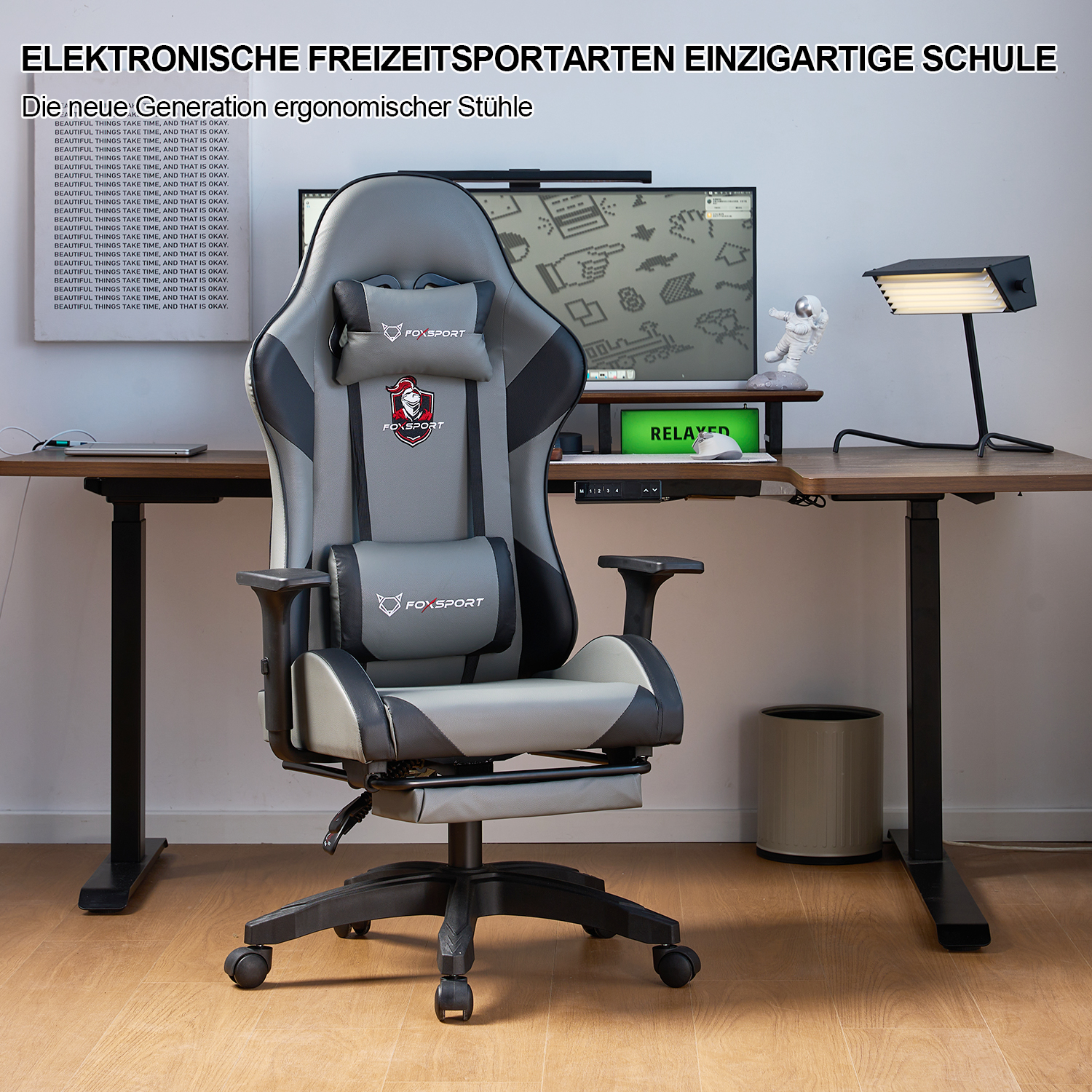 Ein ergonomischer Gaming-Stuhl steht im Mittelpunkt. Ein Monitor, ein Schreibtisch und Wandkunst sind im Hintergrund.