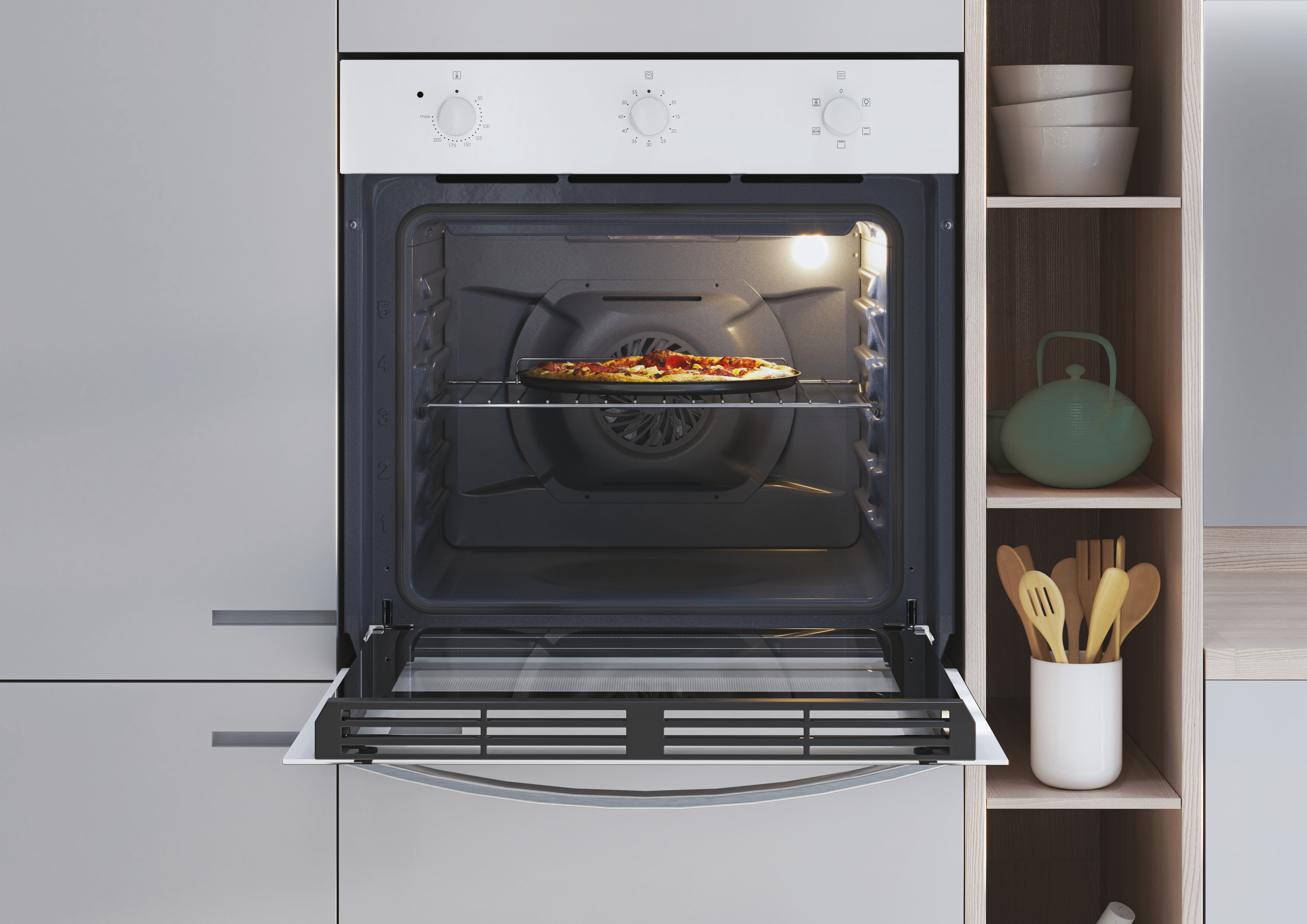Un forno aperto con una pizza dentro. Armadi e mensole sullo sfondo.