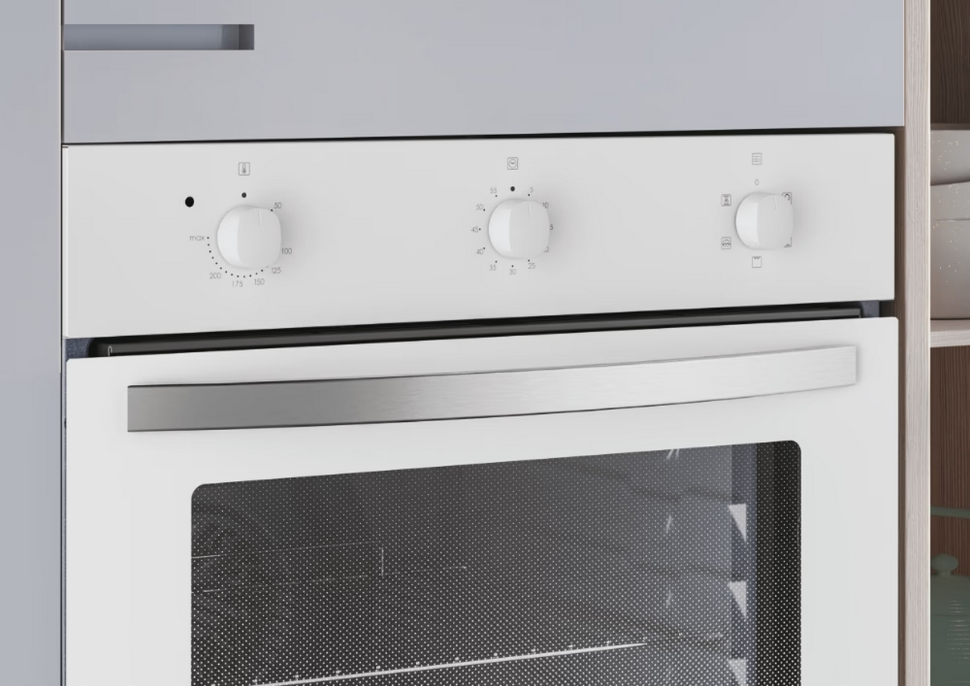 Primo piano di un forno bianco con manopole di controllo e porta a vetro.