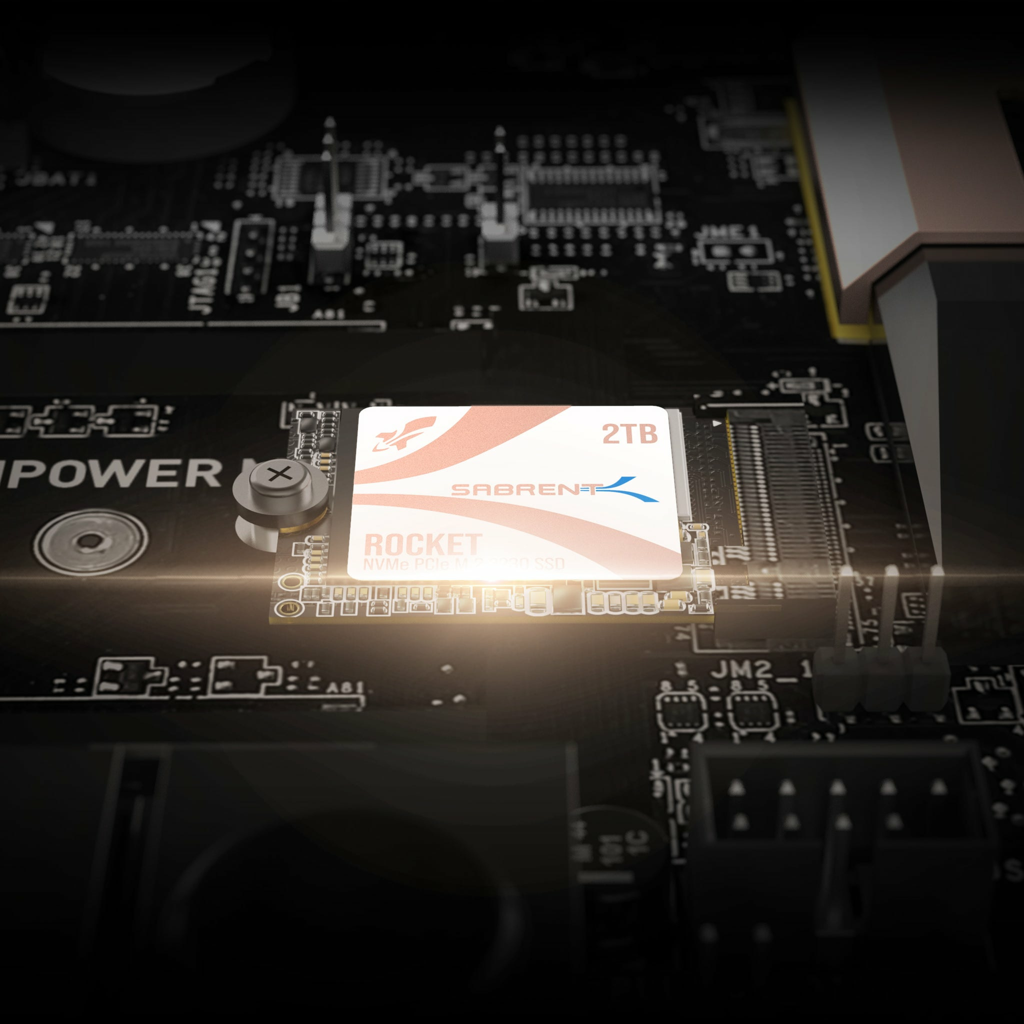 Zbliżenie dysku SSD Sabrent Rocket 2TB zainstalowanego na płycie głównej. Dysk SSD jest podświetlony jasnym światłem.