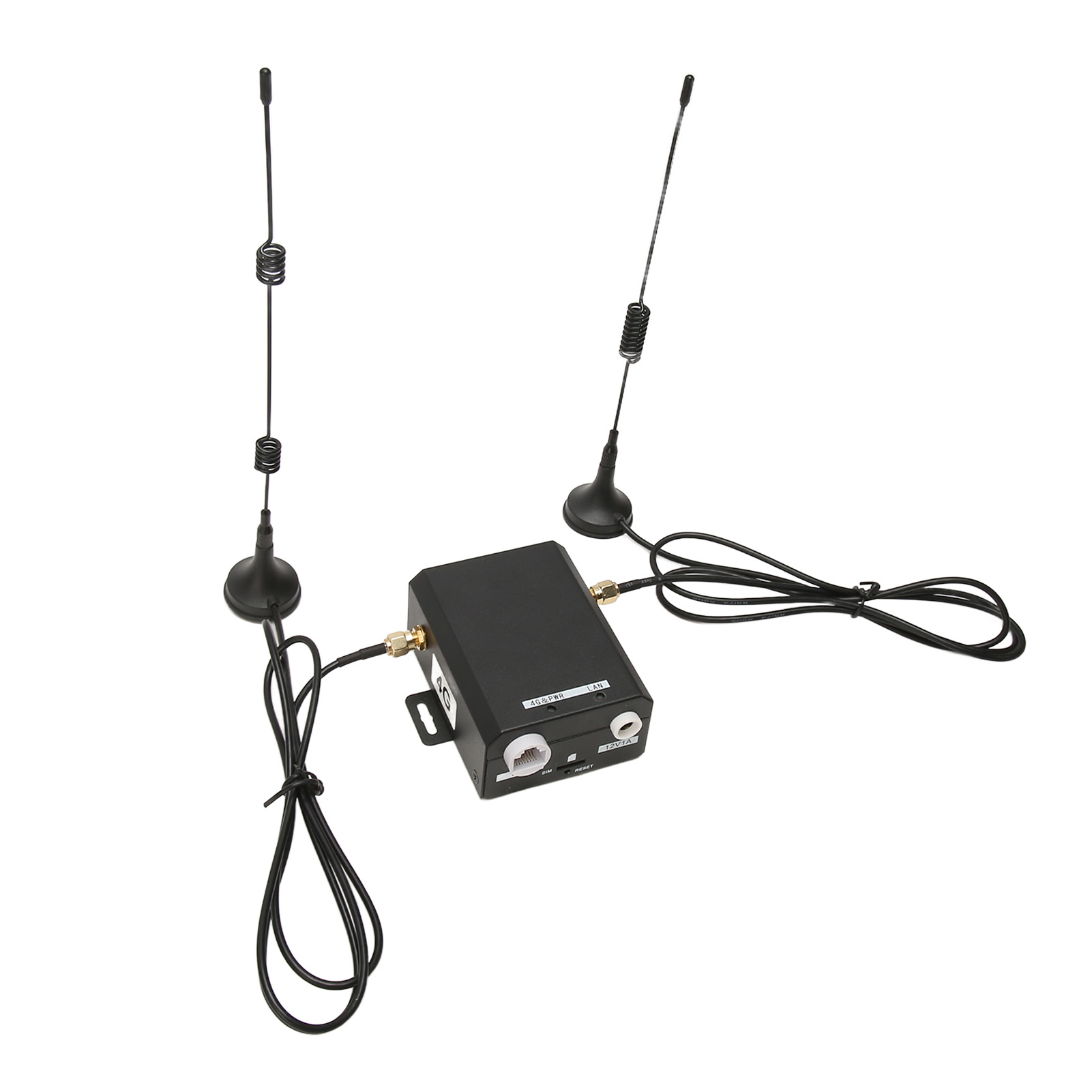 Ein schwarzes Gerät mit Antennen, verbunden durch schwarze Kabel. Es ist vor weißem Hintergrund.