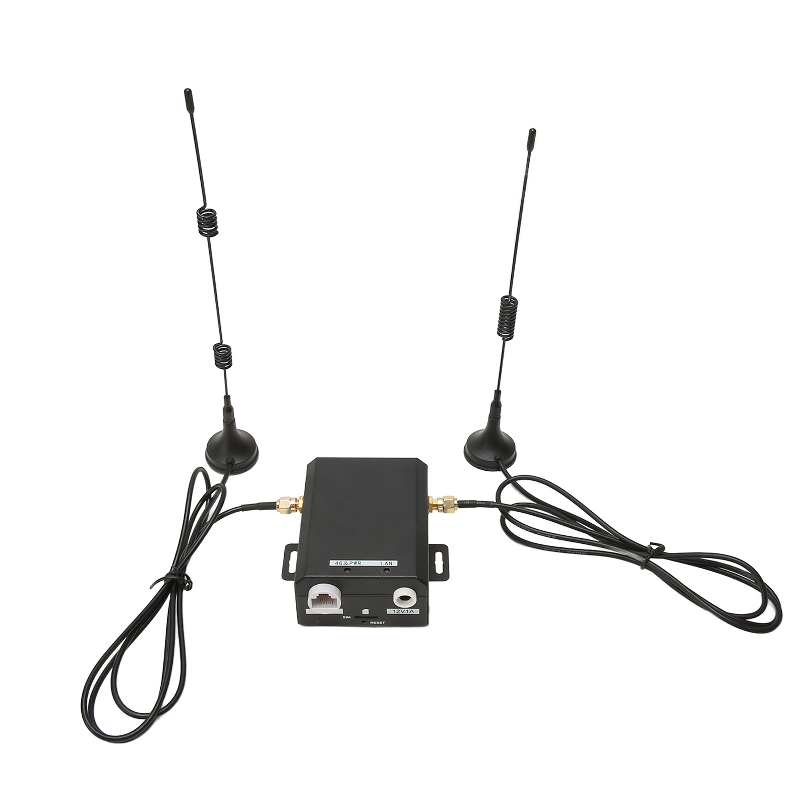 Ein schwarzer Router mit zwei Antennen, verbunden durch schwarze Kabel. Er hat LAN-, Strom- und Reset-Anschlüsse.