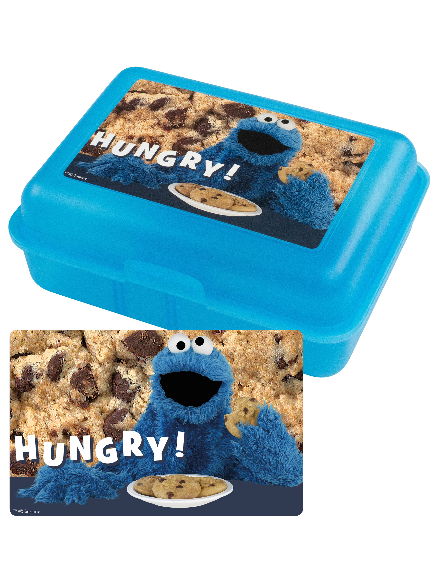 Blaue Brotdose mit Cookie Monster-Grafik und dem Wort „Hungry!“. Eine Platzmatte mit Cookie Monster liegt darunter.