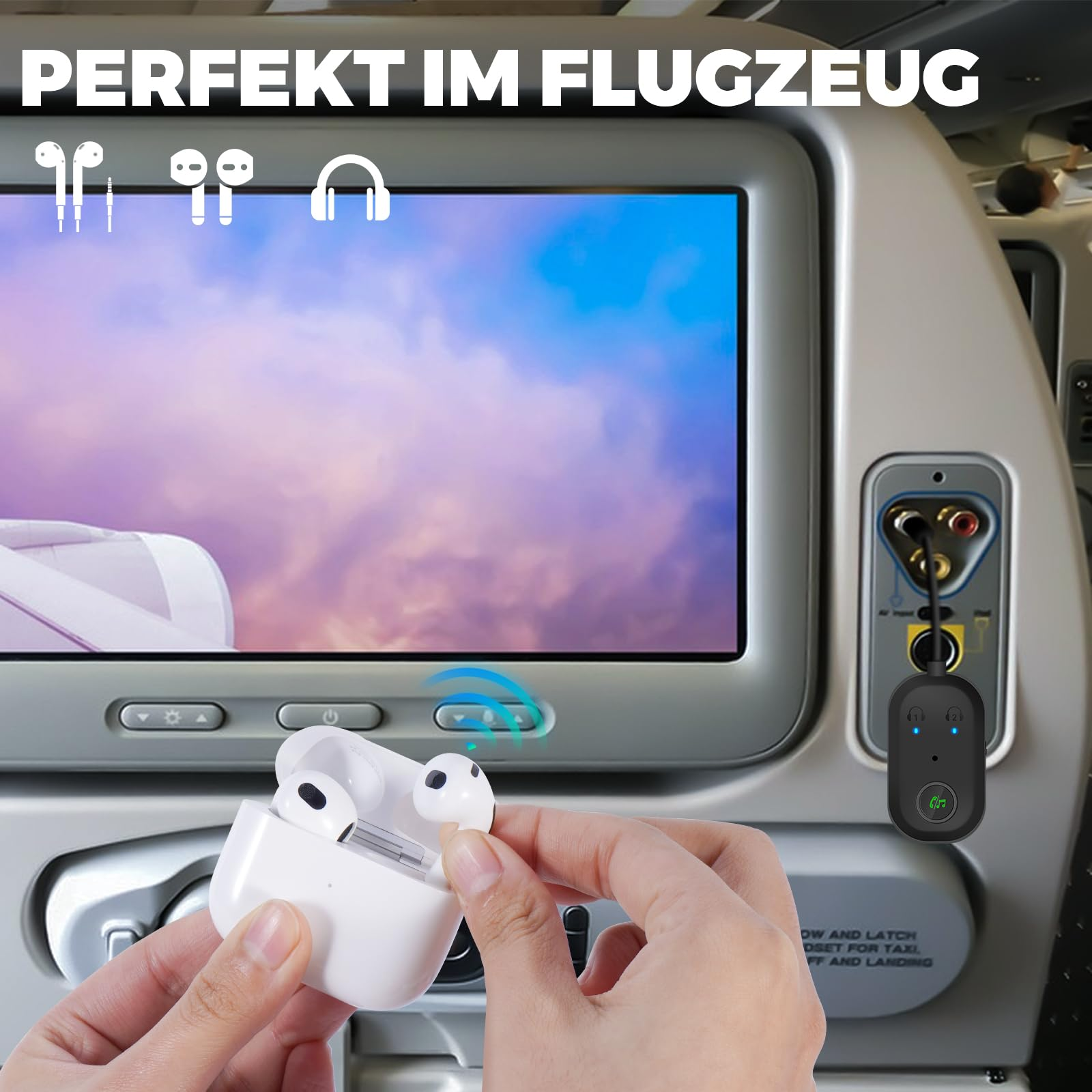 Eine Person hält weiße Ohrhörer in der Nähe eines Flugzeugbildschirms mit blauem Himmel. Daneben ein schwarzes Gerät.