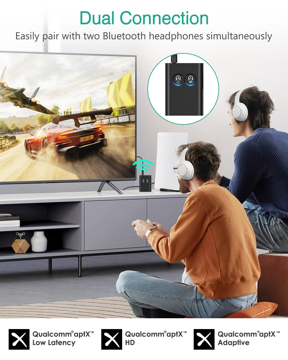 Zwei Männer schauen fern, zwei weiße Kopfhörer, ein schwarzes Gerät und ein Gaming-Setup.