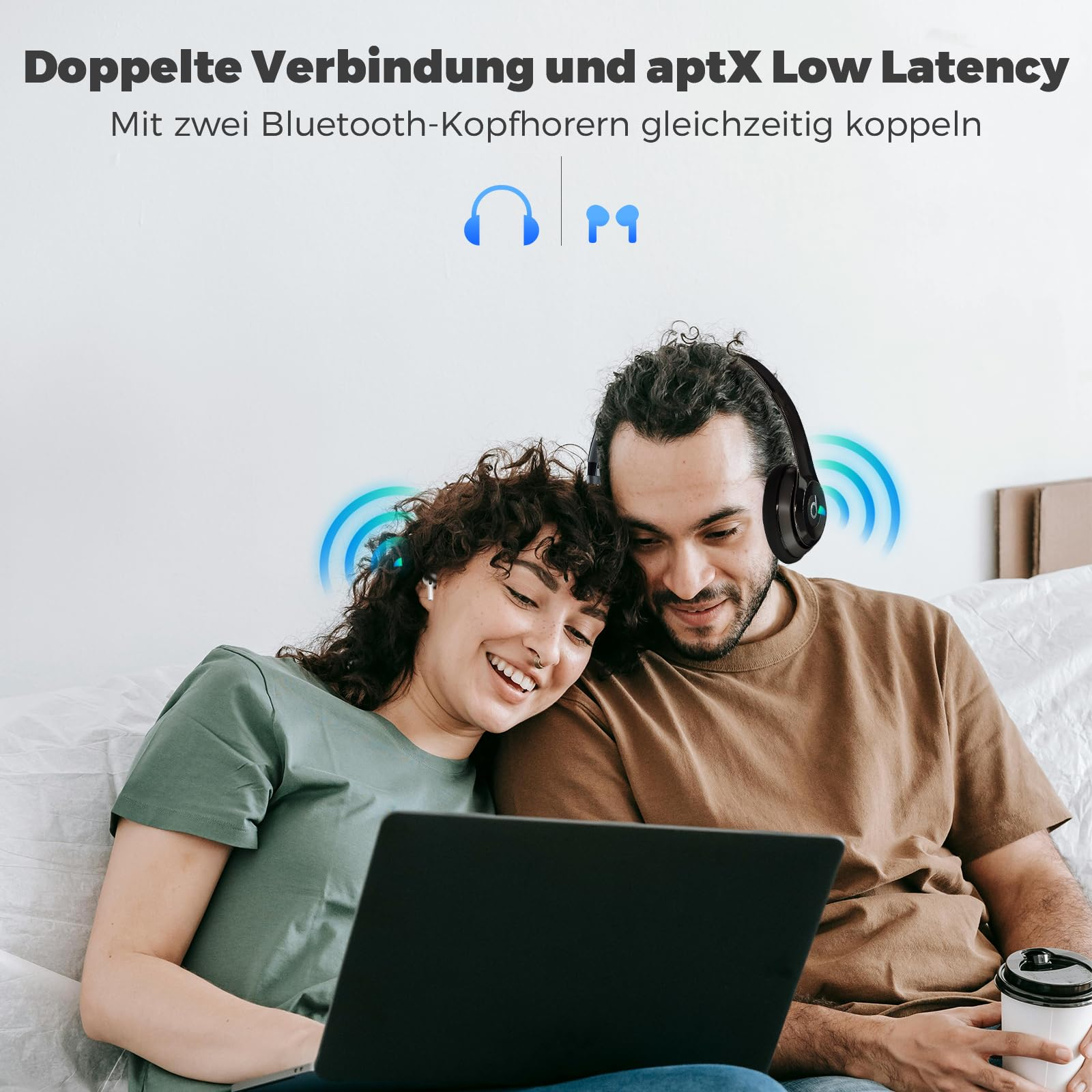 Paar benutzt Kopfhörer, die mit einem Laptop verbunden sind, mit Text über Doppelverbindungen und geringe Latenz.