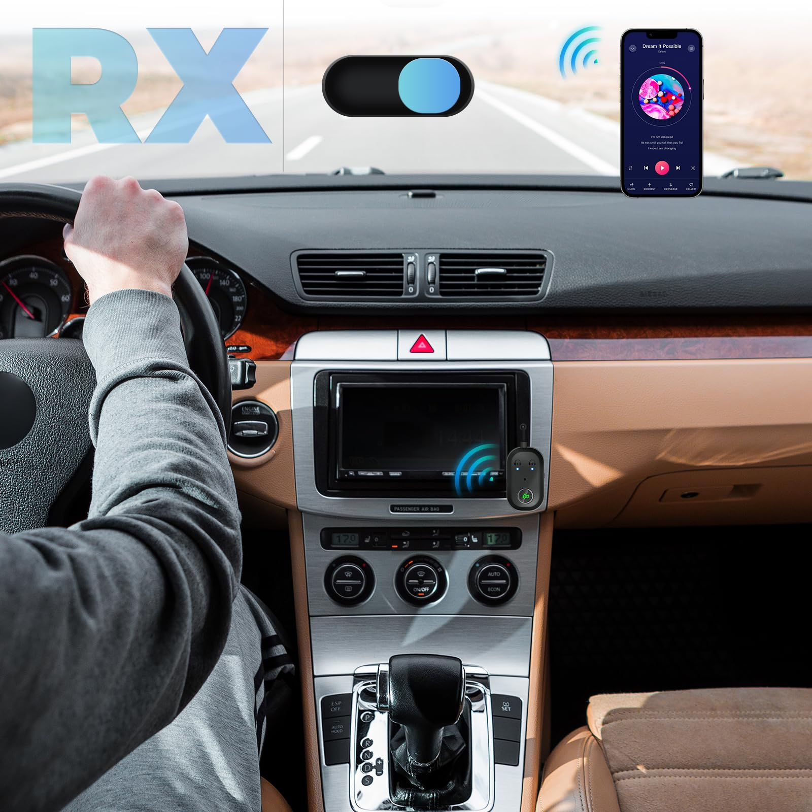 Auto Innenraum mit Armaturenbrett, Smartphone und Bluetooth-Gerät. Der Fahrer hält das Lenkrad.