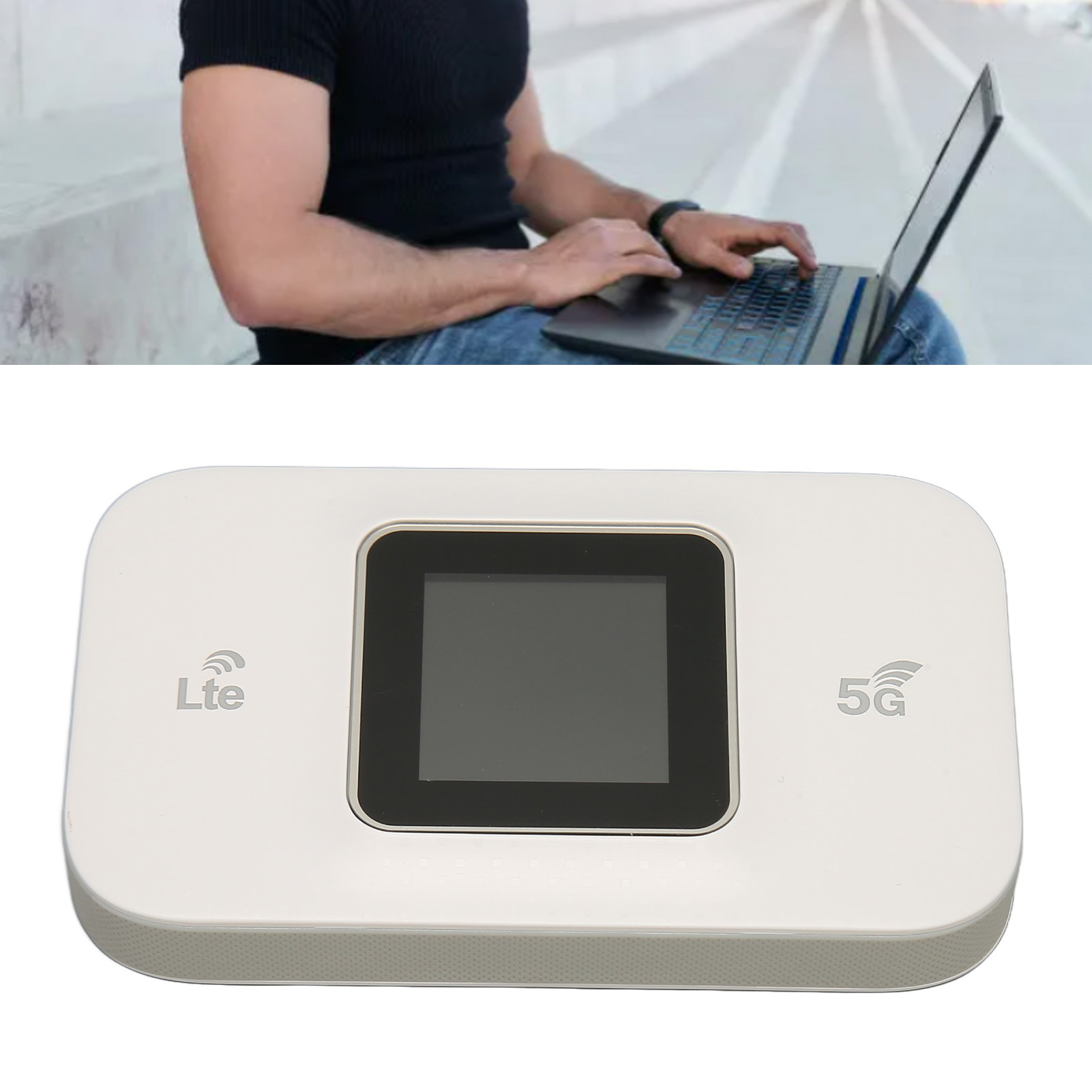 Ein weißer 5G-Mobiler Router mit einem Laptop im Hintergrund. Person arbeitet am Laptop.