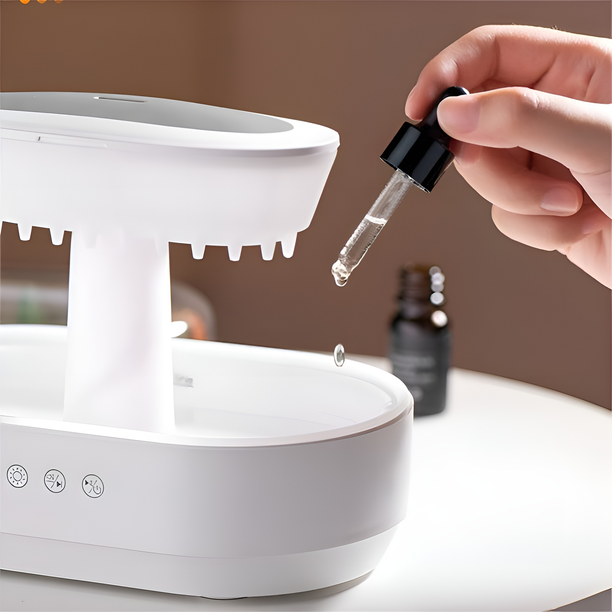 Eine Hand, die Flüssigkeit aus einer Pipette in einen weißen Behälter tropft.