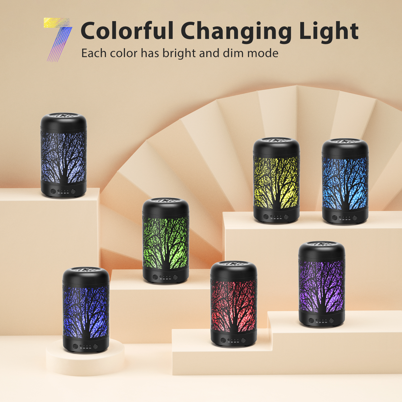 Sieben bunte Lautsprecher in Baumform mit farbigen Lichtern. Beiger Hintergrund.