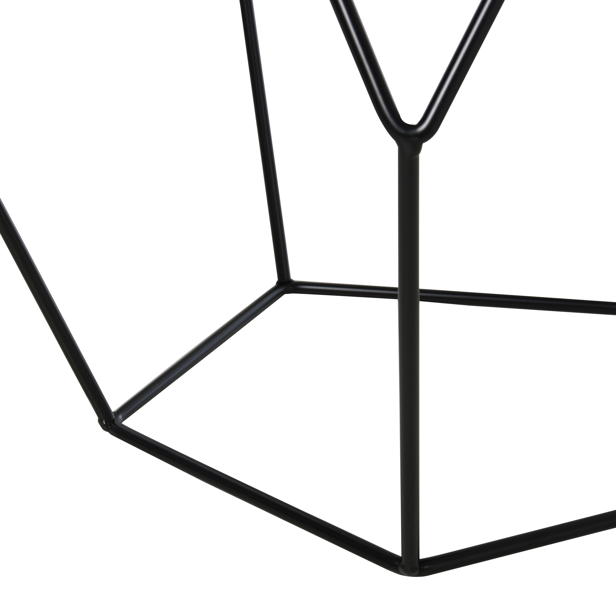 Un telaio in metallo nero. Il telaio ha un design geometrico, con linee che creano angoli e forme.