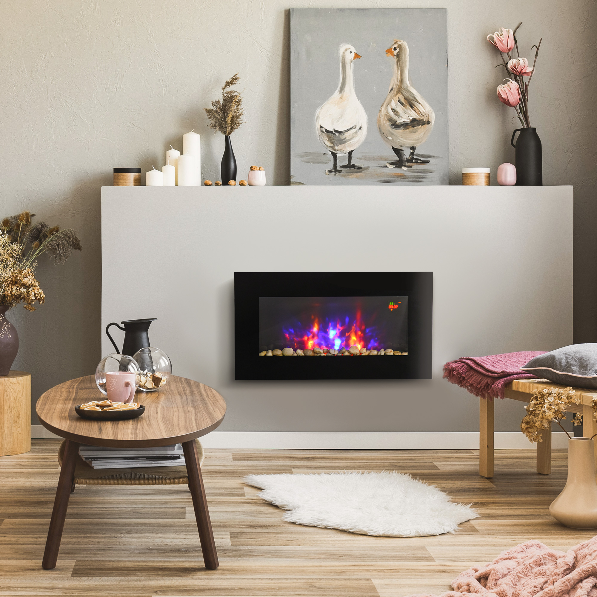 Ein Wohnzimmer mit Kamin, Gemälde und rundem Tisch wird gezeigt.