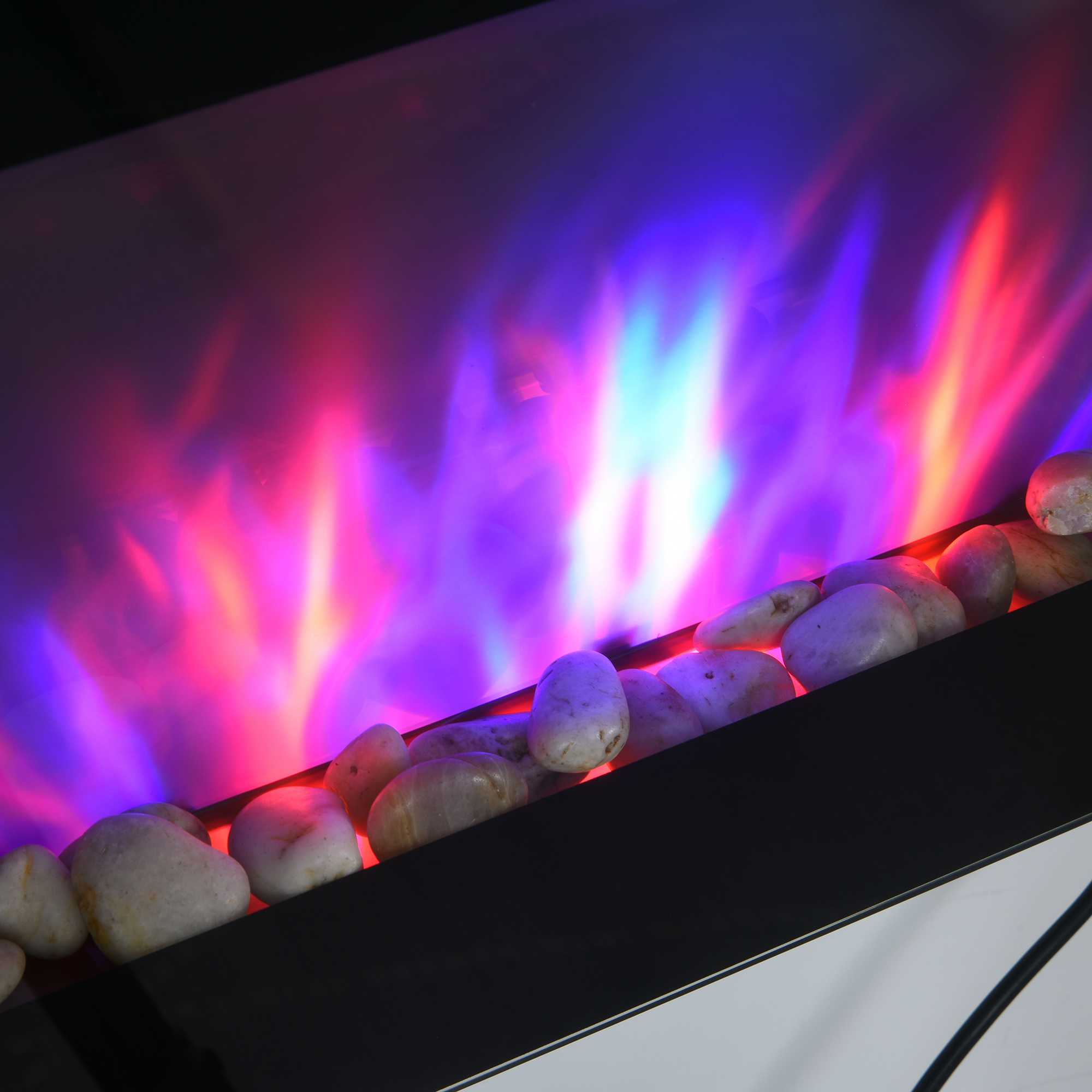 Künstlicher Kamin mit bunten Lichtern und weißen Steinen.
