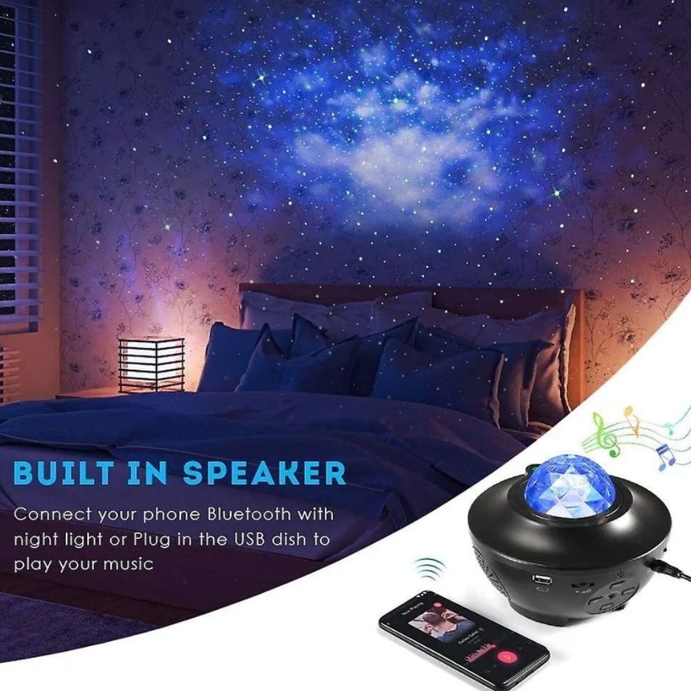 Ein Schlafzimmer mit einem Galaxieprojektor, der die Decke beleuchtet. Bett und Nachttisch im Vordergrund.