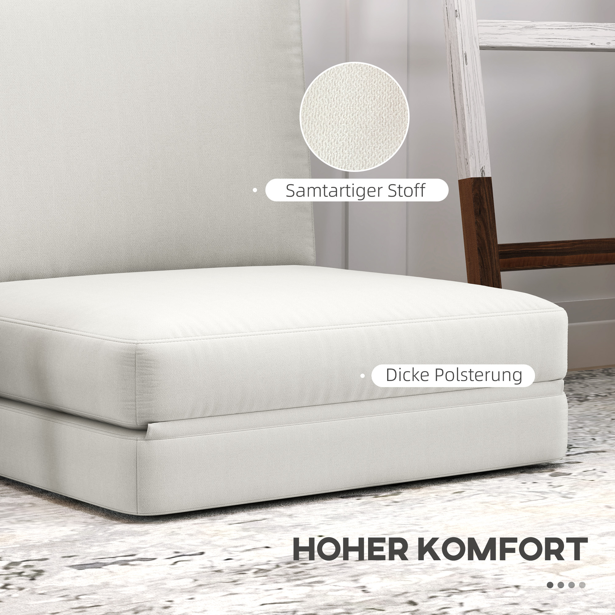 Ein weißes, gepolstertes Sofa mit dicker Polsterung wird gezeigt. Im Hintergrund ist eine Teilleiter zu sehen.