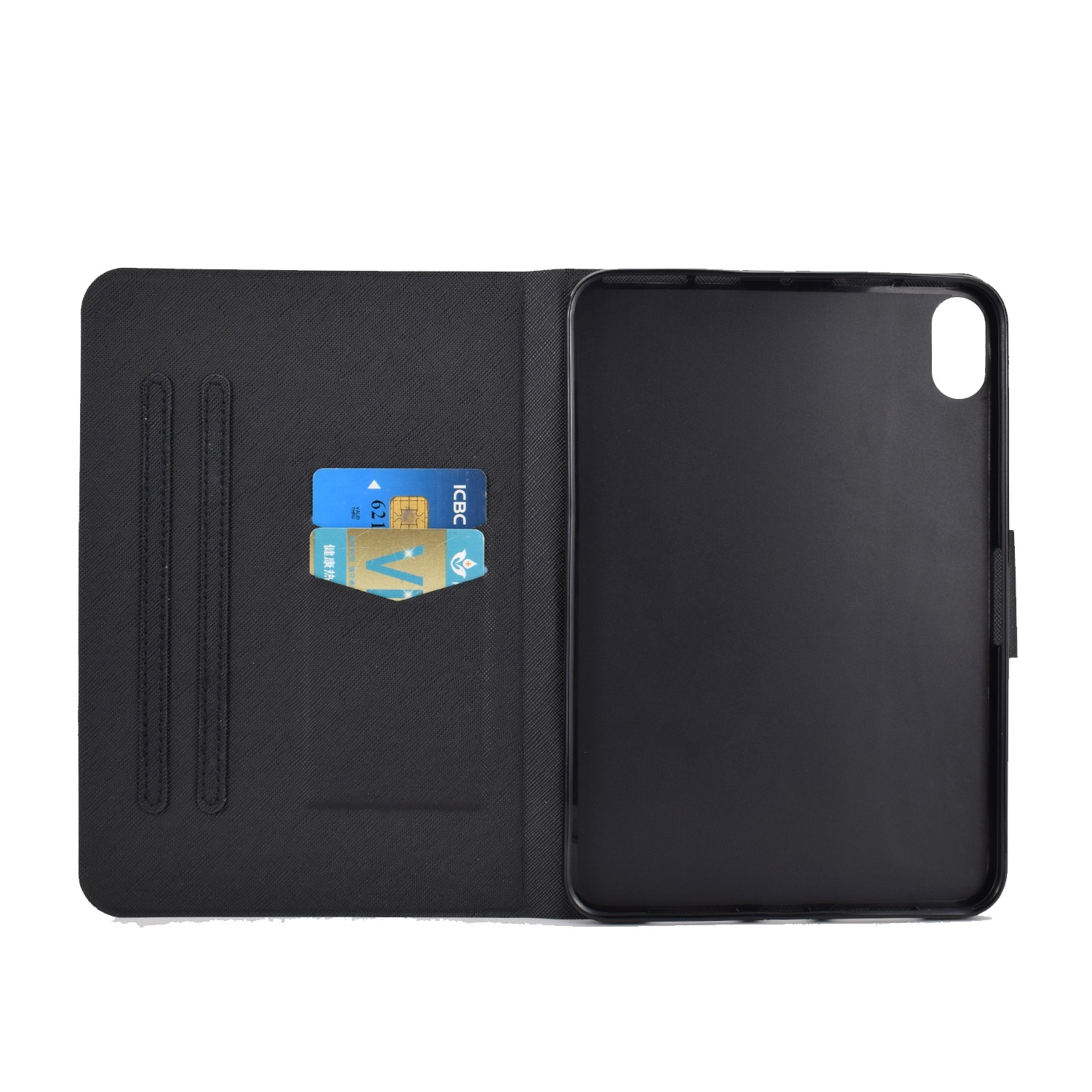 Una funda negra para teléfono con interior negro, que contiene una tarjeta y una tarjeta bancaria.