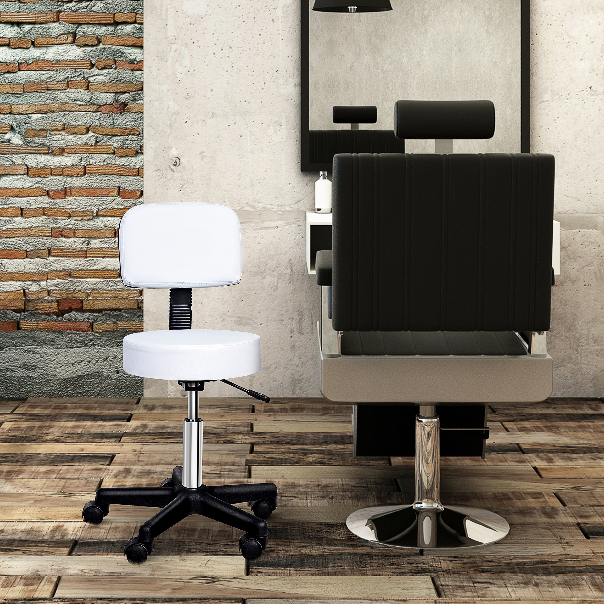 Ein Friseurstuhl und ein kleinerer weißer Stuhl vor einer Backsteinmauer. Der Friseurstuhl ist schwarz.