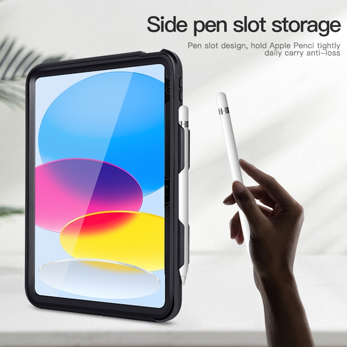 Tablet-Hülle mit einem Apple Pencil im Seitenschlitz. Die Hülle ist schwarz, der Stift weiß.