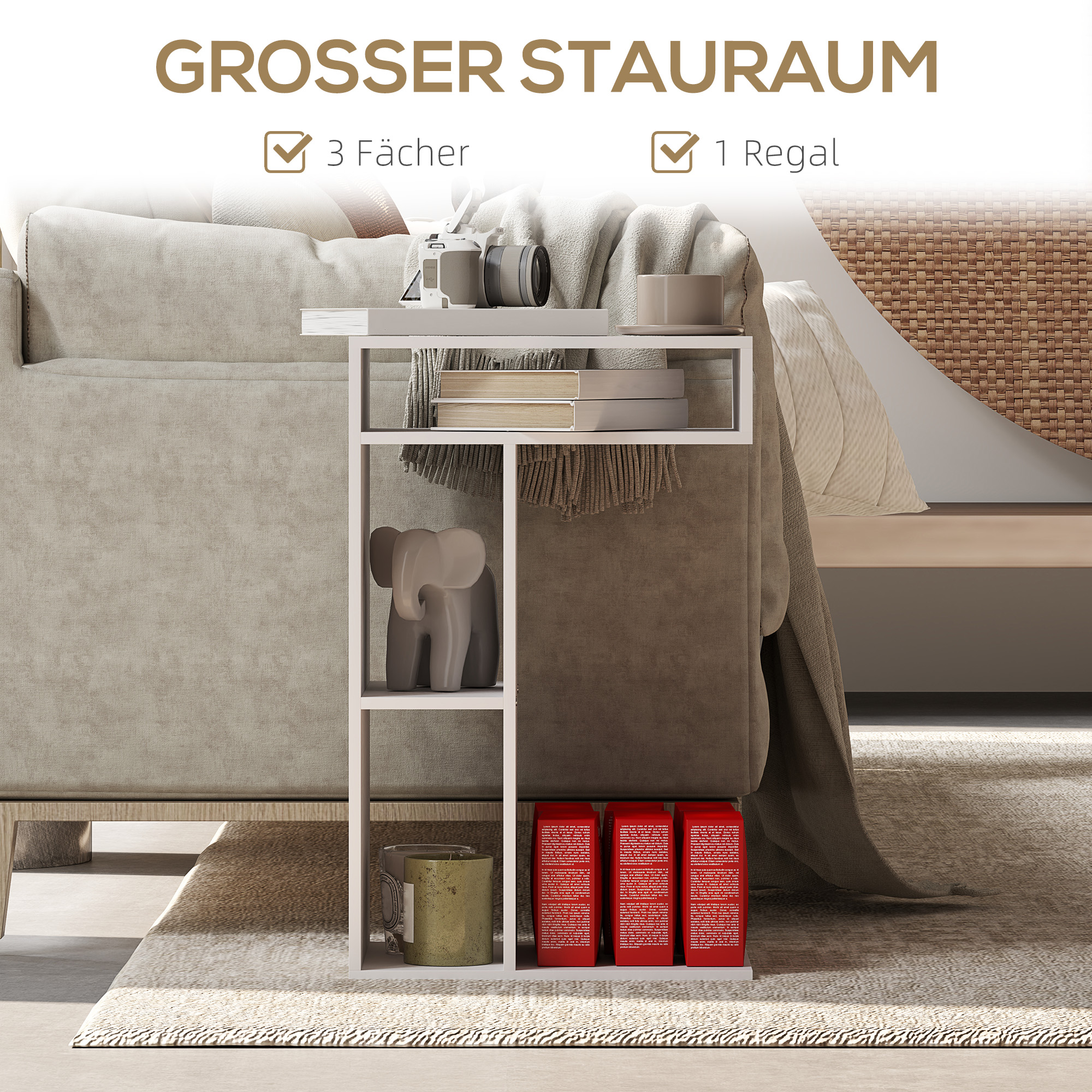 Weißer Beistelltisch mit Büchern, Vase und Dekoration; Couch und Hintergrund.