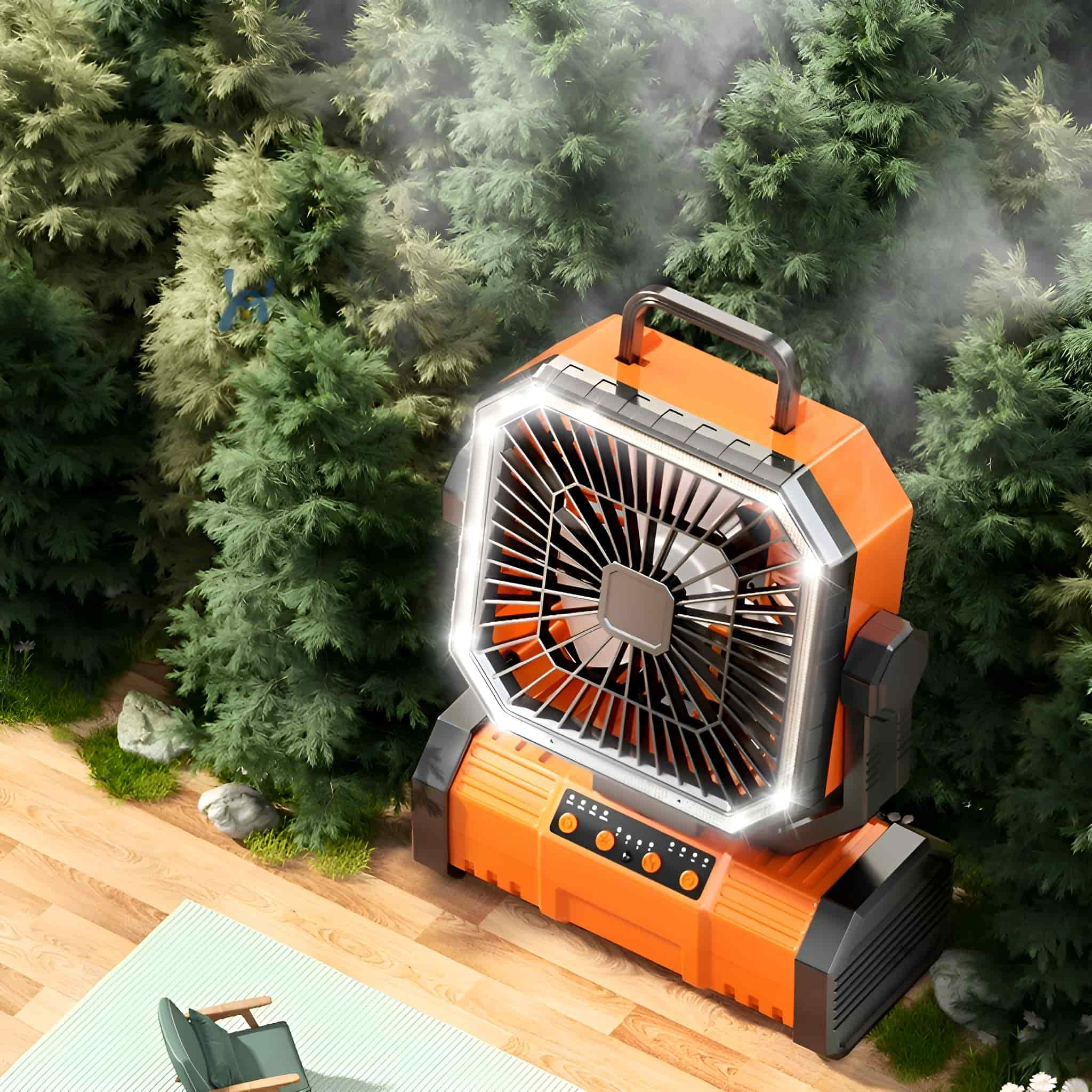 Oranger Outdoor-Ventilator mit Lichtern, in einem Wald mit grünen Bäumen und einem kleinen Stuhl.