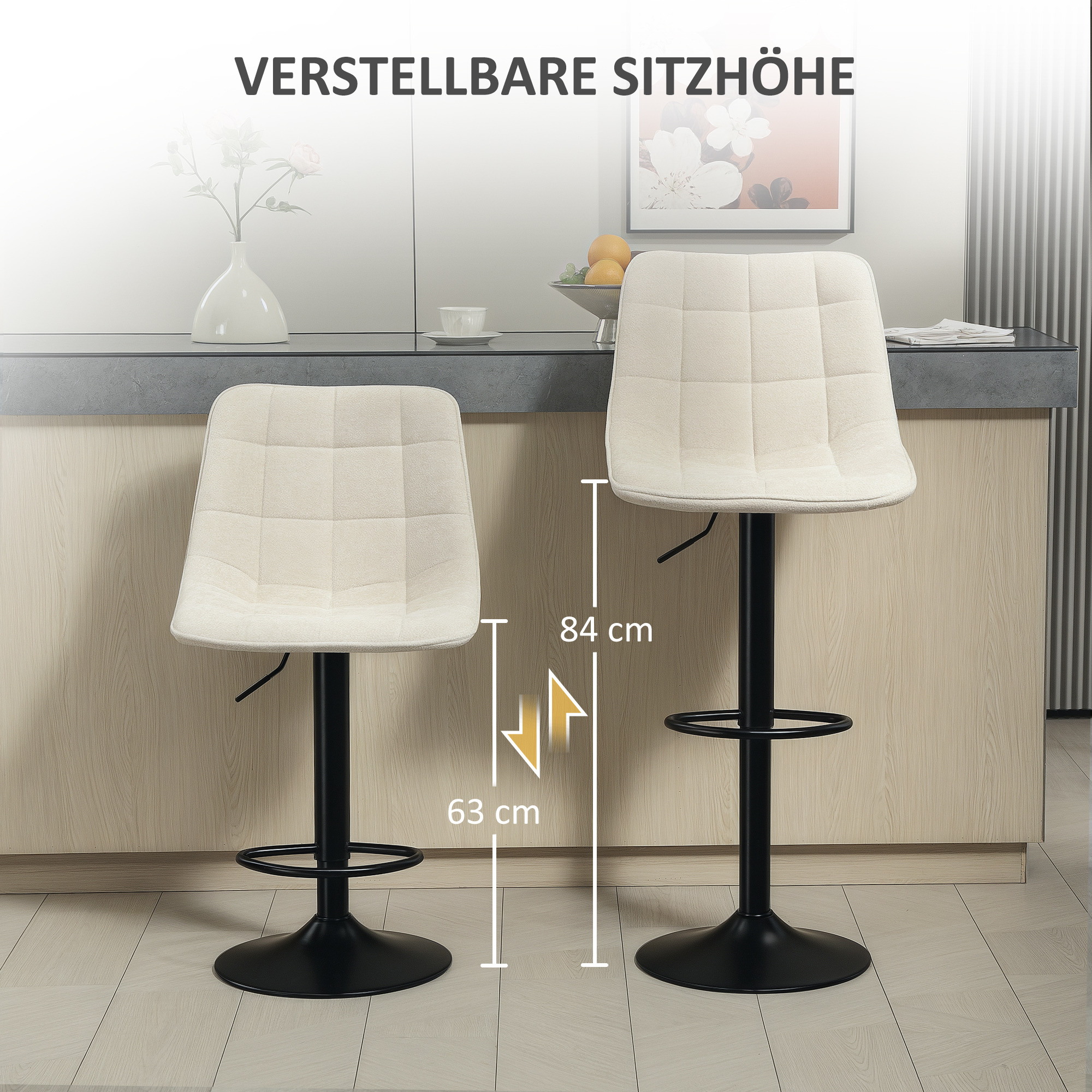 Zwei cremefarbene Barhocker mit schwarzen Basen, zeigen höhenverstellbar.