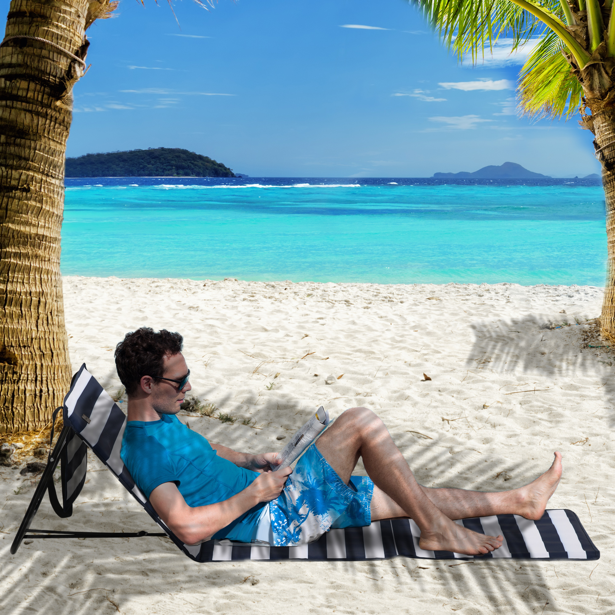 Mann mit Sonnenbrille am Strand, liest unter Palmen. Blaues Meer und Himmel im Hintergrund.